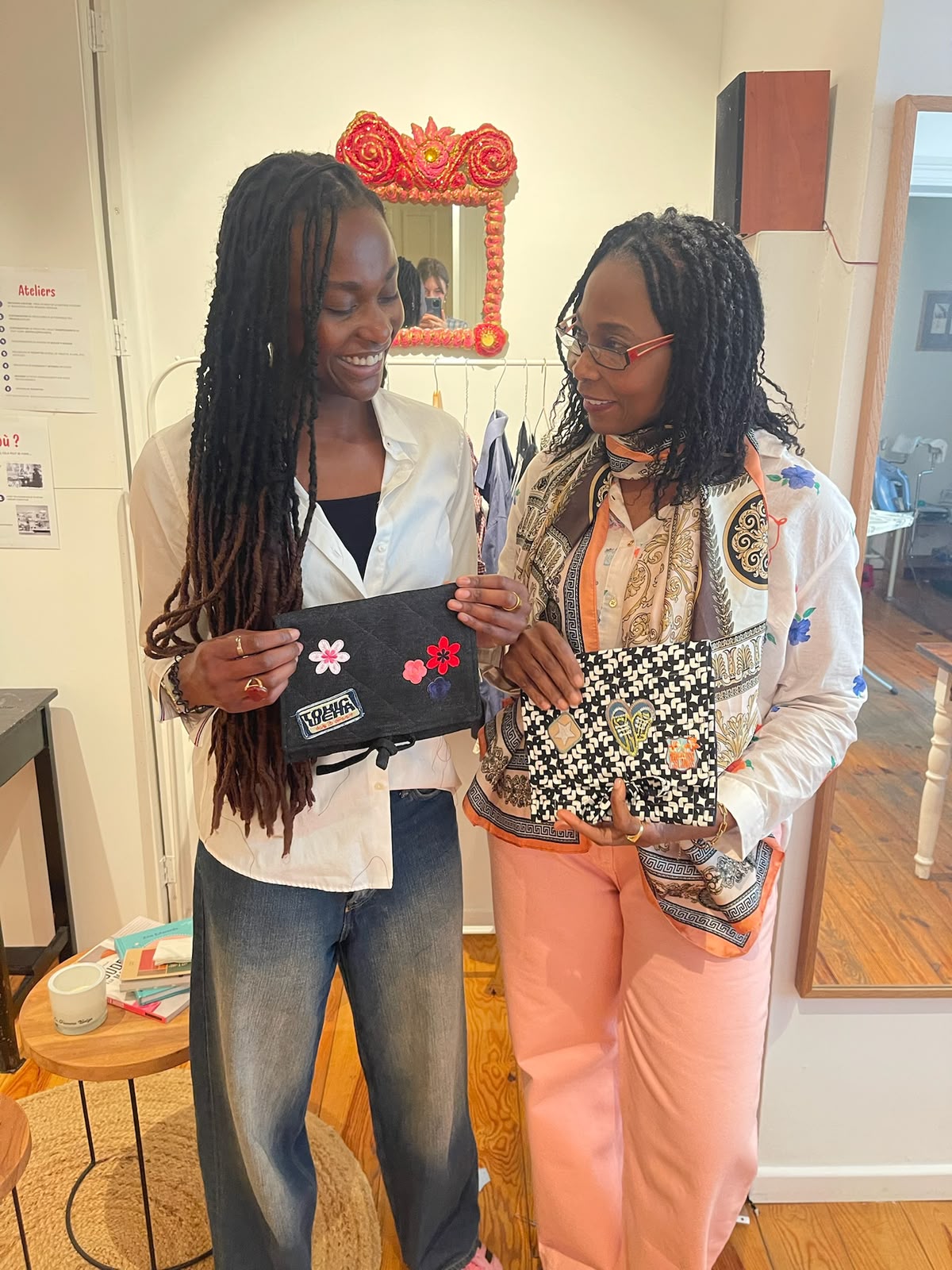 pochettes upcyclées résultat participantes souriantes