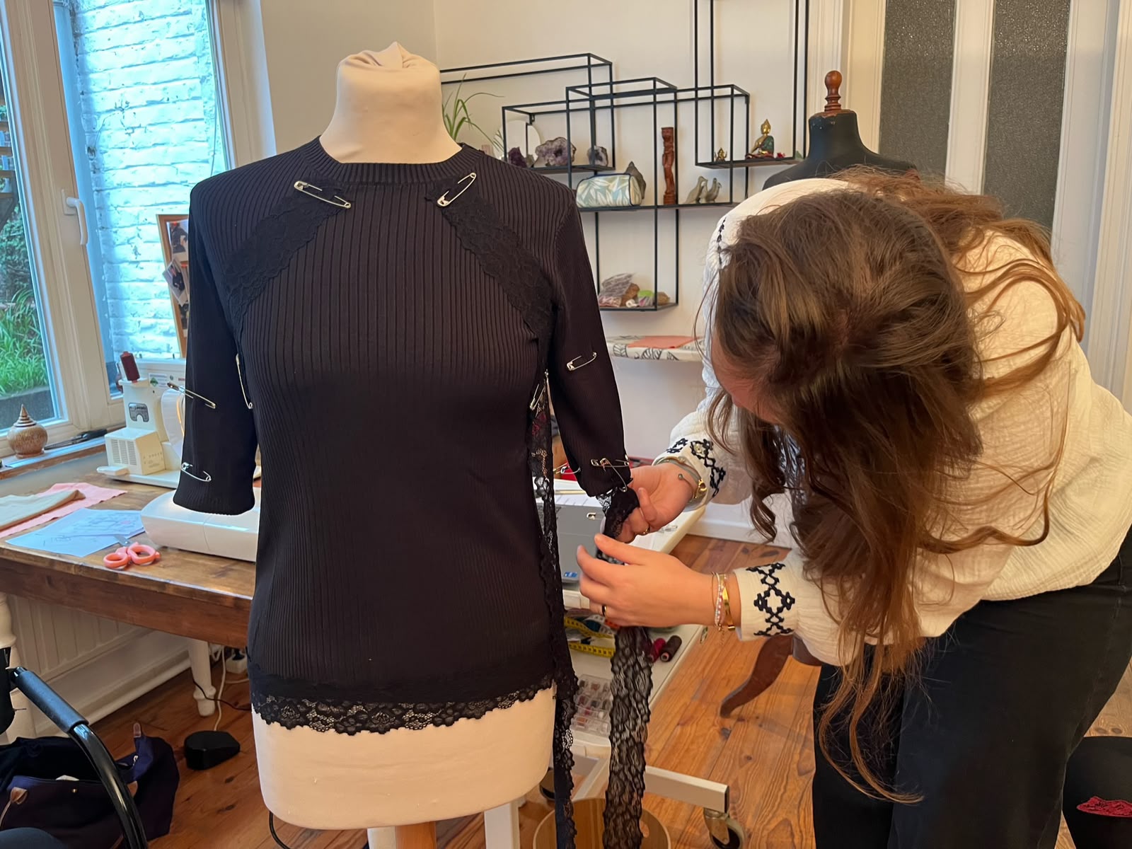atelier dentelle participante en train d'ajouter un empiècement