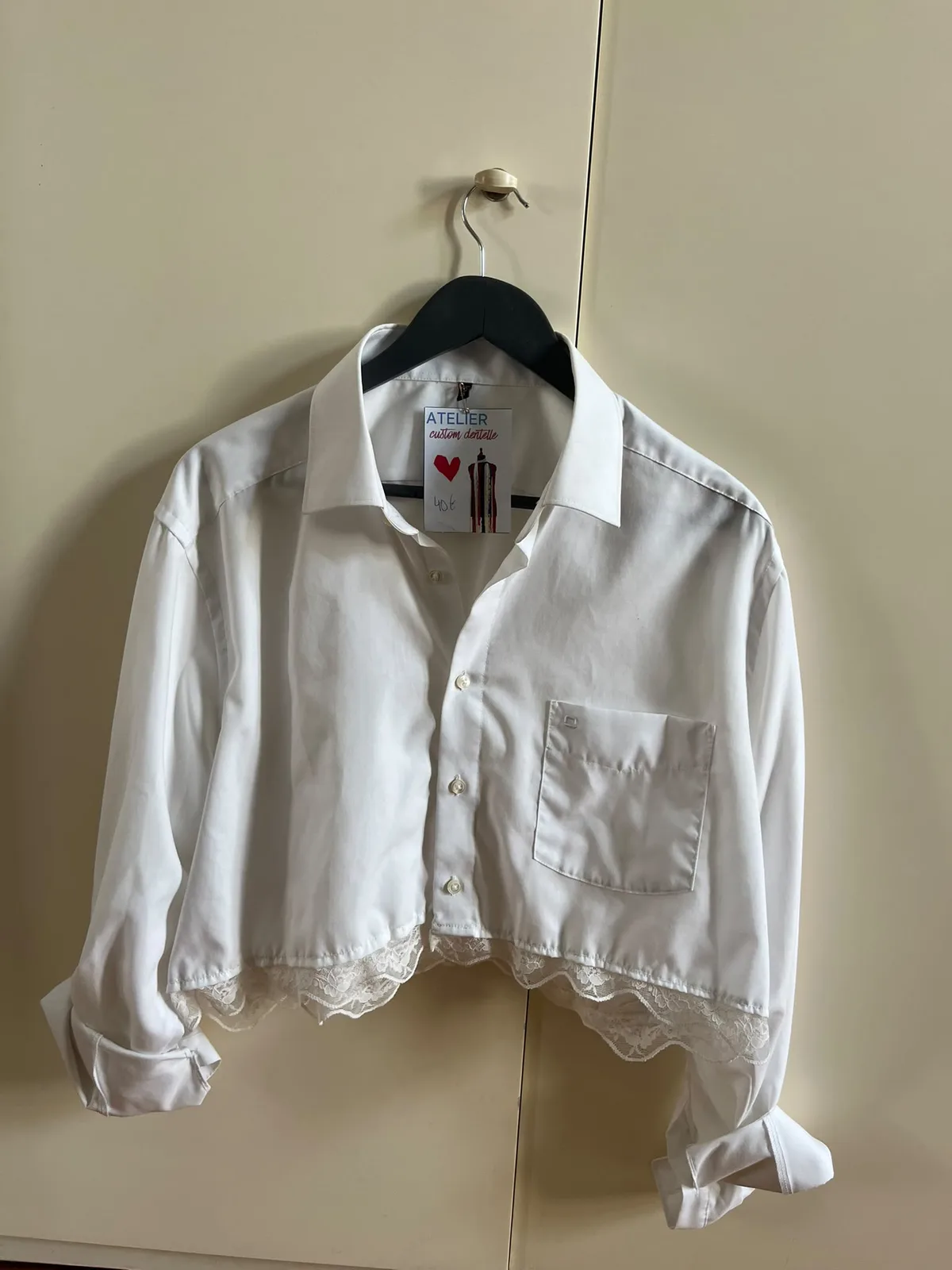 Chemise blanche customisée avec dentelle 
