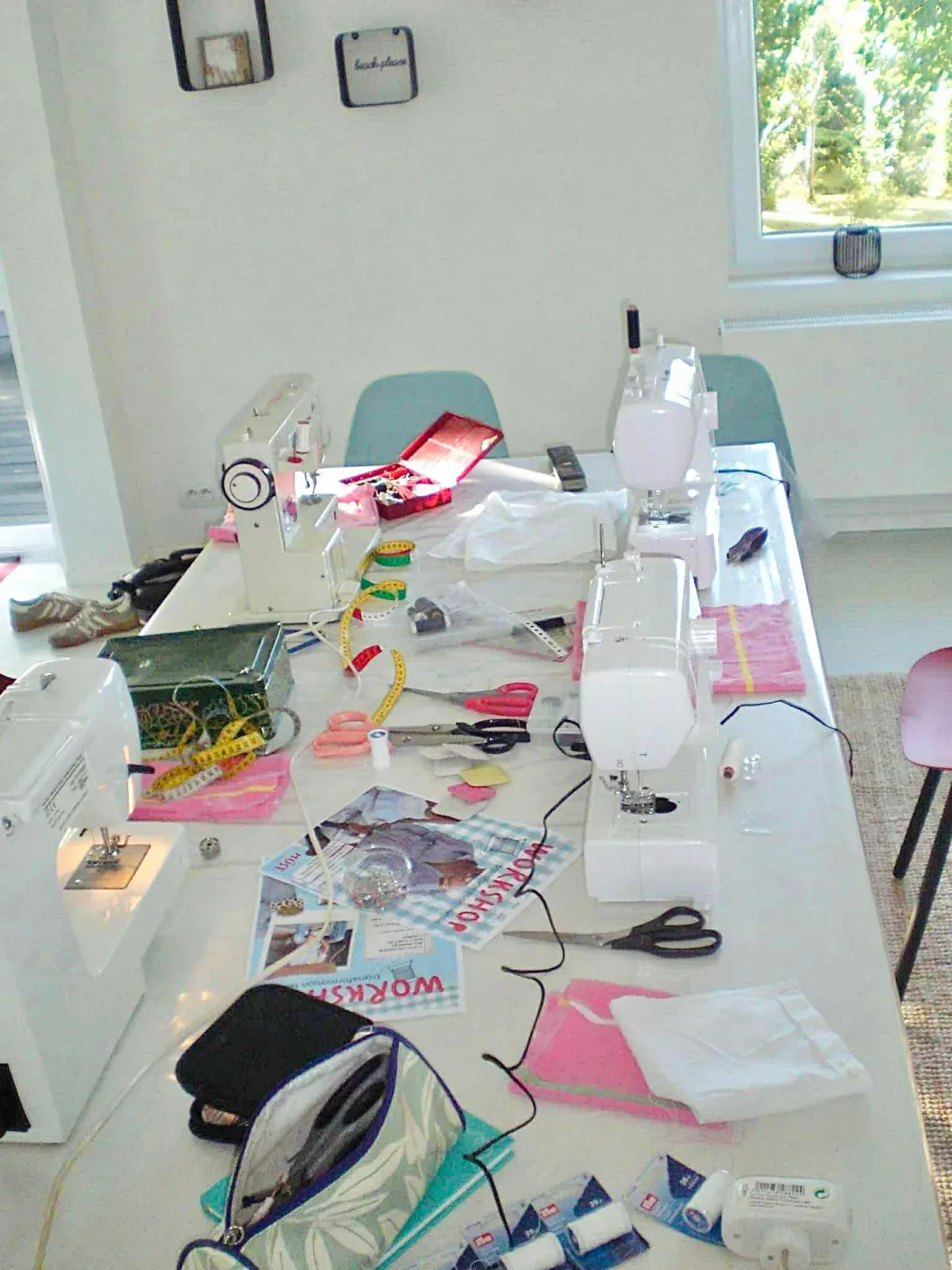 Table d'atelier avec tout le matériel installé