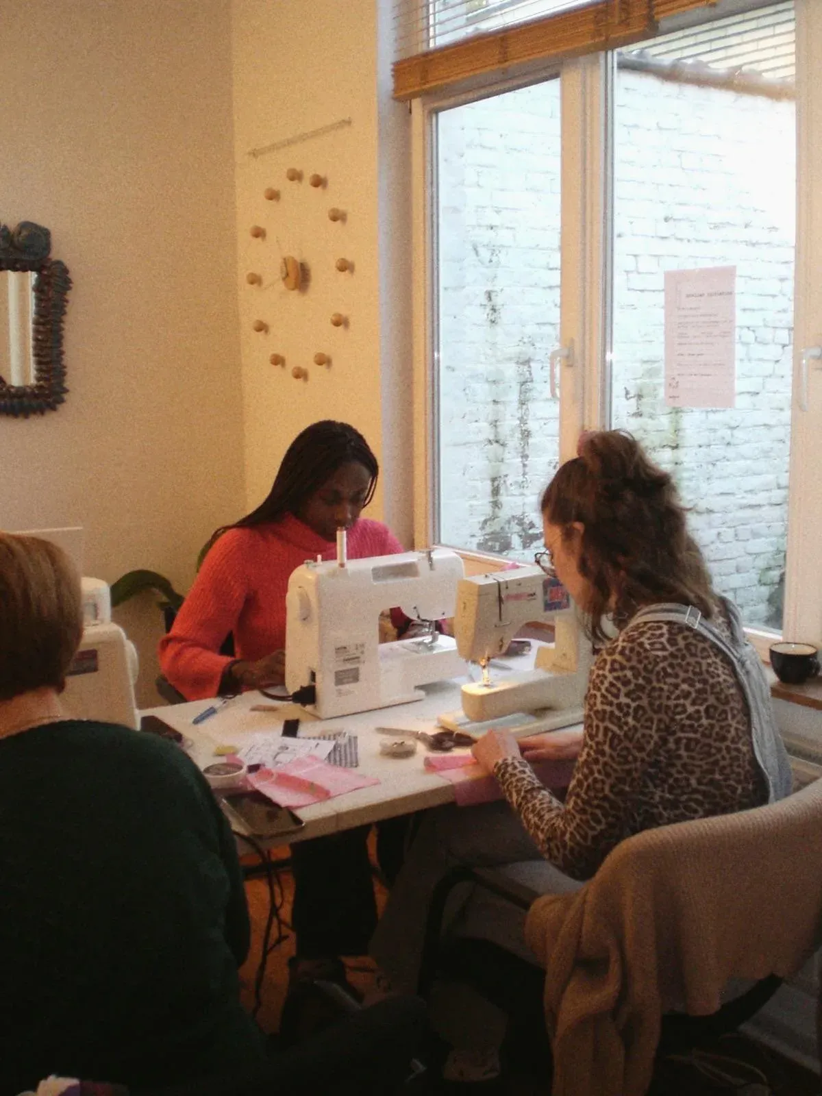 Participantes en train de coudre
