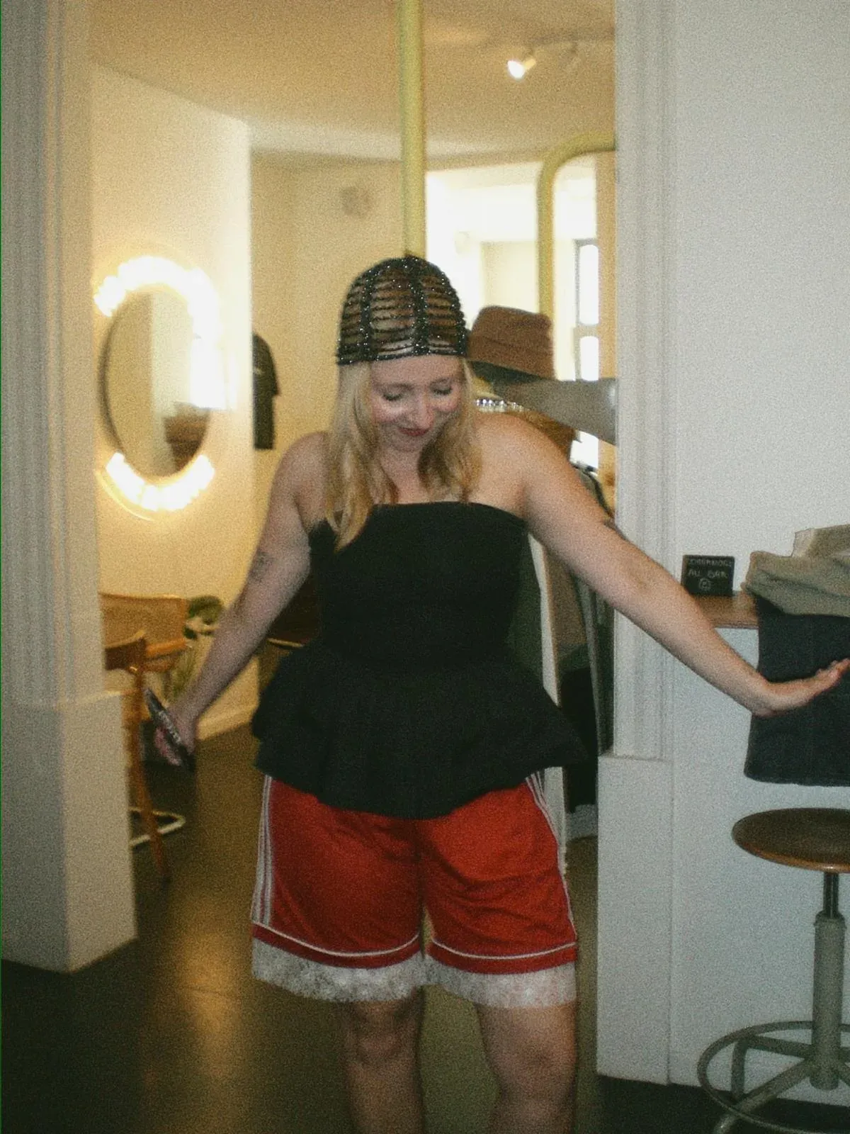 Participante qui montre son short customisé