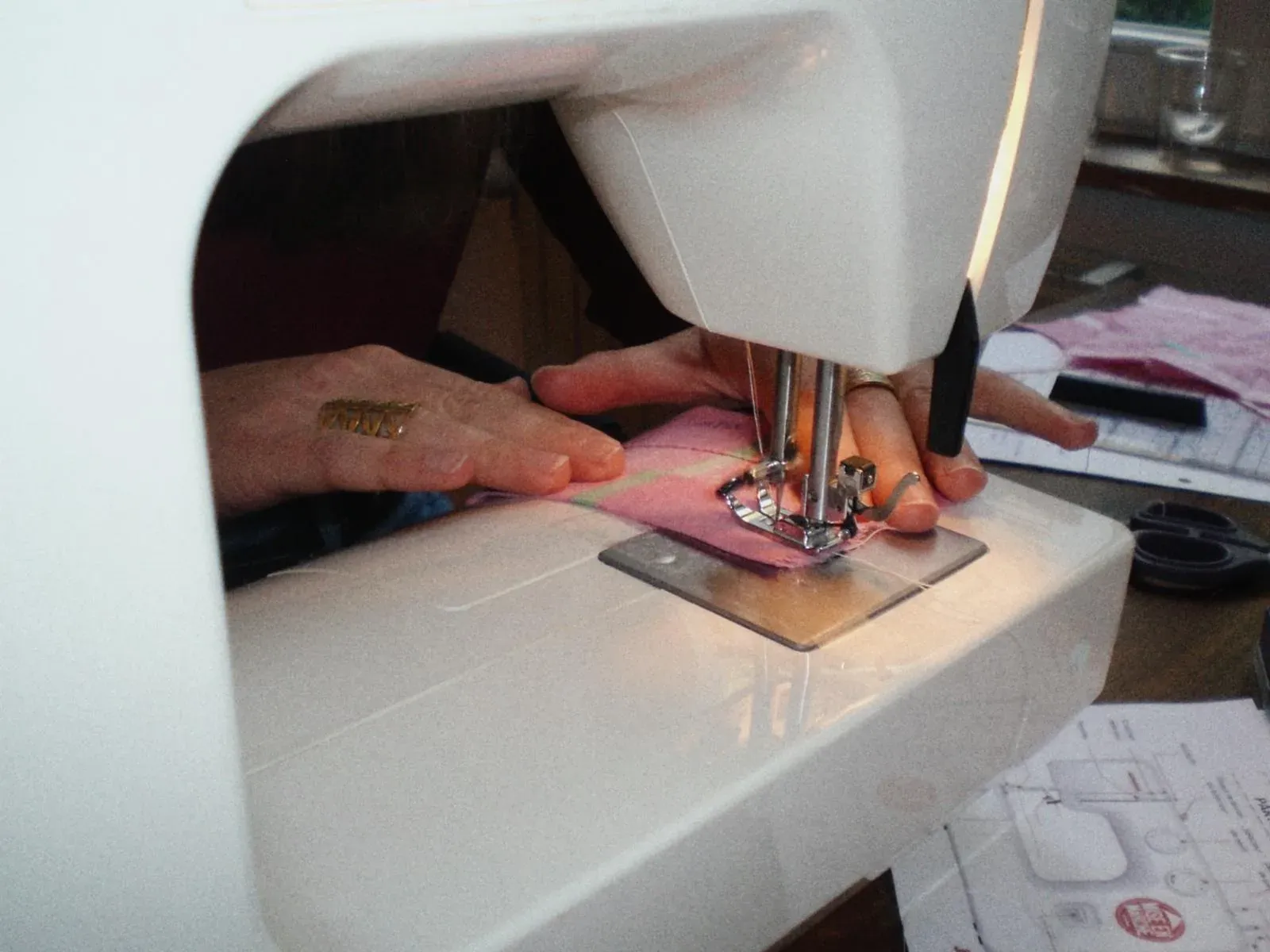 Machine à coudre en gros plan pendant un atelier d'initiation