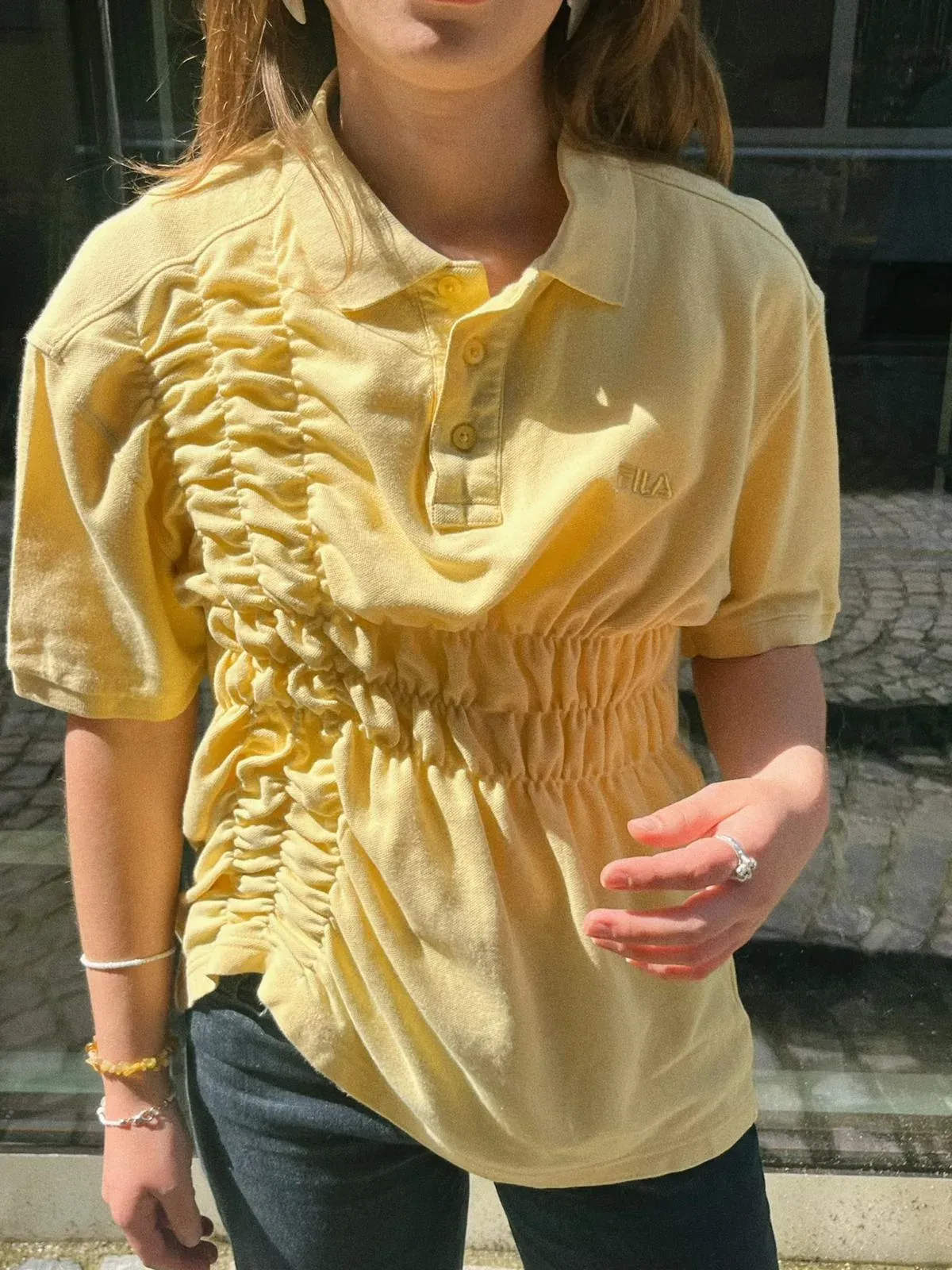Polo jaune pastel repris avec des fronces et une taille smockée