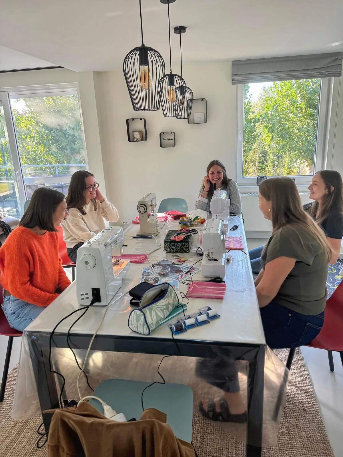 Cinq participantes rient pendant un atelier à domicile