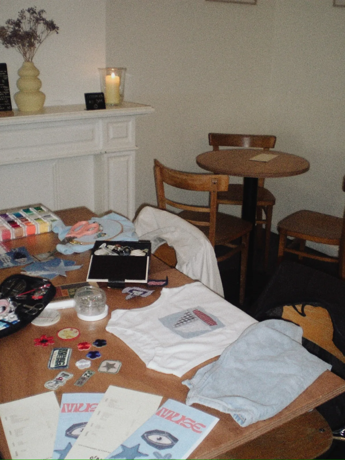 Table de café custom avec patchs, broderies et boutons