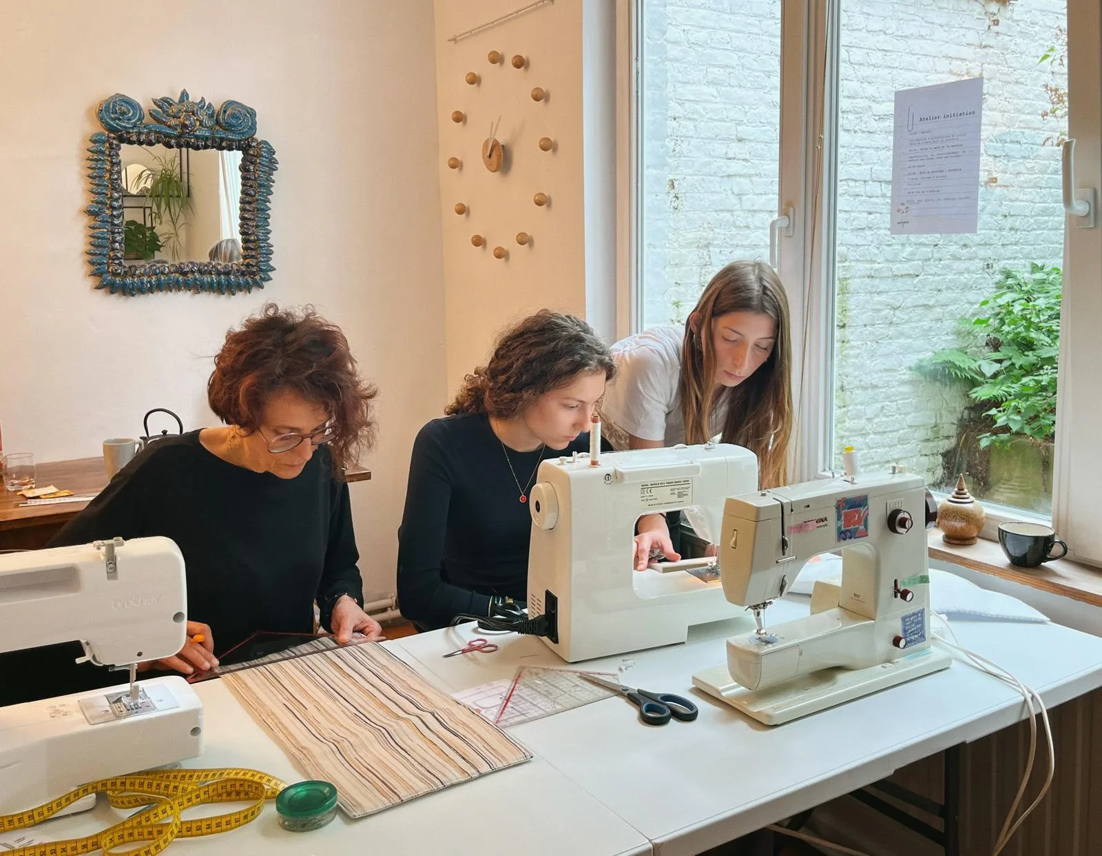 Mère et fille qui mesurent du tissu